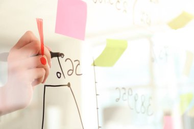 Konferans Salonu, closeup şeffaf yönetim kurulu üzerinde yazma kadın