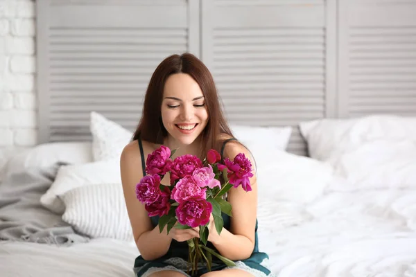 Vacker Kvinna Med Pion Blommor Sovrummet Hemma Morgonen — Stockfoto
