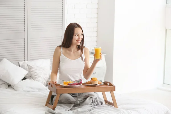 Beautiful Young Woman Having Breakfast Bed Home — Stock Photo, Image