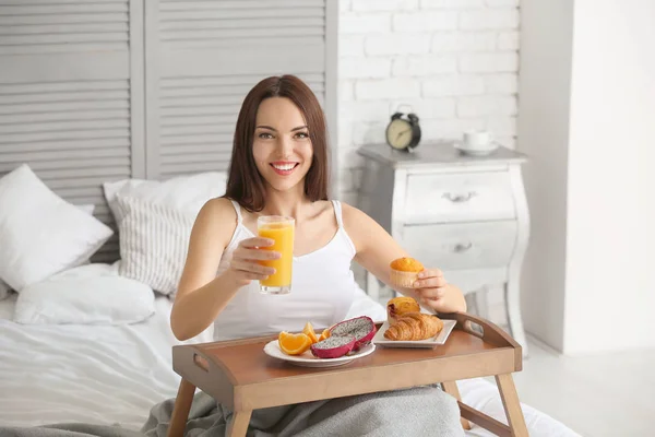 Belle Jeune Femme Prenant Petit Déjeuner Sur Lit Maison — Photo