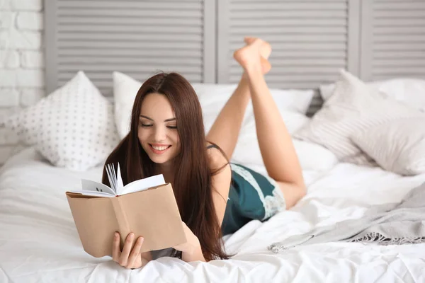 Mañana Hermosa Mujer Joven Leyendo Libro Dormitorio Casa — Foto de Stock
