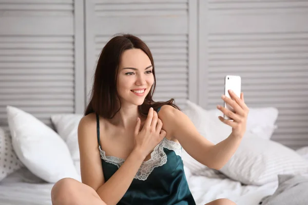 Rano Młoda Kobieta Biorąc Selfie Łóżku Domu — Zdjęcie stockowe