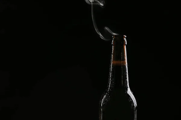 Glazen Fles Van Koud Biertje Donkere Achtergrond — Stockfoto