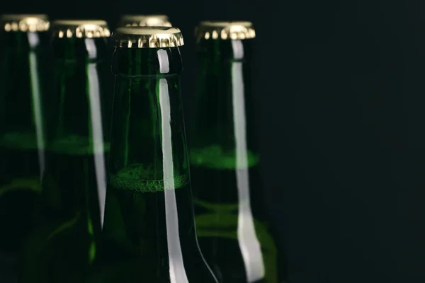 Botellas Vidrio Cerveza Fría Sobre Fondo Oscuro Primer Plano —  Fotos de Stock
