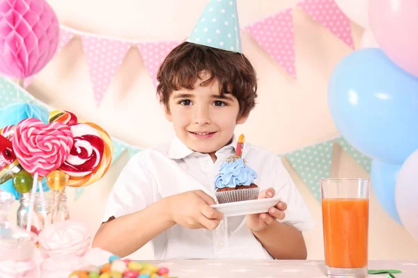 自宅の誕生日を祝ってケーキとかわいい男の子 — ストック写真