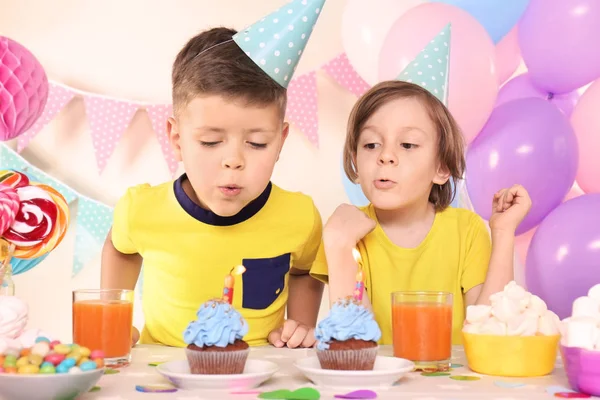 Los Niños Pequeños Soplando Velas Cupcakes Cumpleaños Casa — Foto de Stock