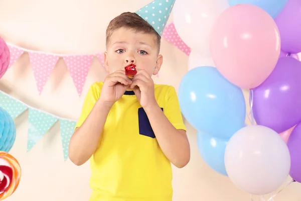 Menino Bonito Com Apito Festa Celebrando Aniversário Casa — Fotografia de Stock