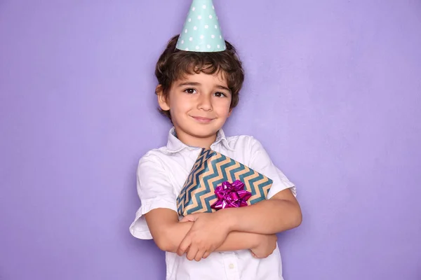 Carino Bambino Con Regalo Suo Compleanno Sfondo Colore — Foto Stock