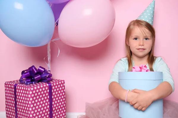 Menina Bonito Com Caixas Presente Balões Fundo Cor Celebração Aniversário — Fotografia de Stock