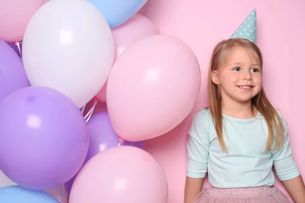 Menina Bonito Com Balões Fundo Cor Celebração Aniversário — Fotografia de Stock