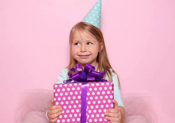 Χαριτωμένο Μικρό Κορίτσι Δώρο Για Γενέθλιά Της Στο Χρώμα Φόντου — Φωτογραφία Αρχείου