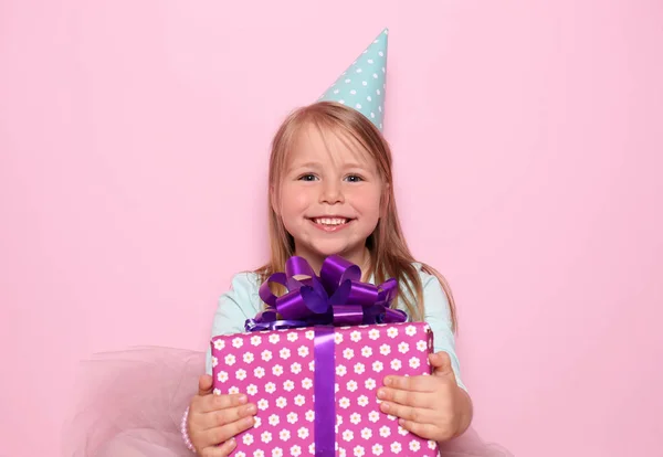 Χαριτωμένο Μικρό Κορίτσι Δώρο Για Γενέθλιά Της Στο Χρώμα Φόντου — Φωτογραφία Αρχείου