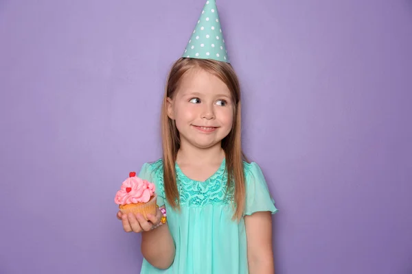 Menina Bonito Com Cupcake Aniversário Fundo Cor — Fotografia de Stock