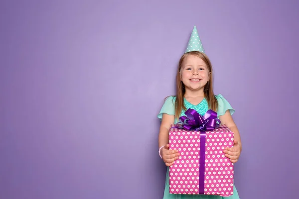 Menina Bonito Com Presente Para Seu Aniversário Fundo Cor — Fotografia de Stock