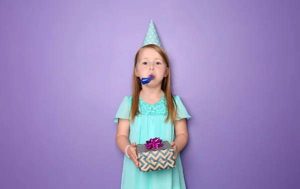 Schattig Klein Meisje Met Partij Whistle Gift Voor Haar Verjaardag — Stockfoto