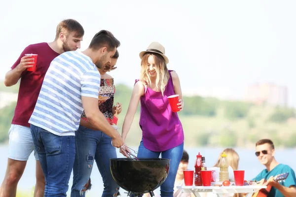 Jonge Mensen Hebben Barbecue Party Zonnige Dag Buitenlucht — Stockfoto