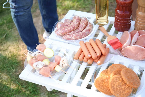 Produits Bruts Pour Barbecue Sur Table Extérieur — Photo