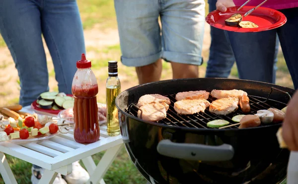 Mladí Lidé Mají Barbecue Party Parku — Stock fotografie