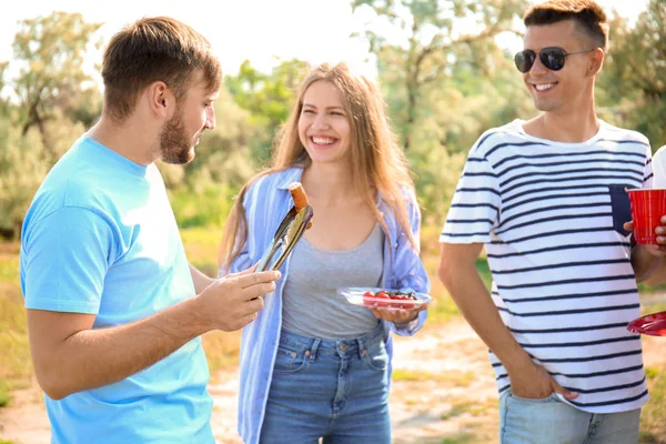 Jovens Fazendo Churrasco Parque — Fotografia de Stock