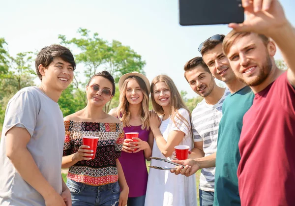 Ομάδα Των Ελκυστικών Νέων Λήψη Selfie Εξωτερικούς Χώρους — Φωτογραφία Αρχείου