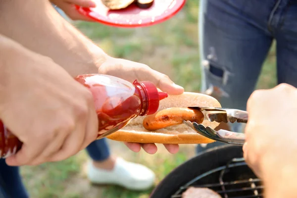 Preparing Hot Dogs Outdoors — Stock Photo, Image