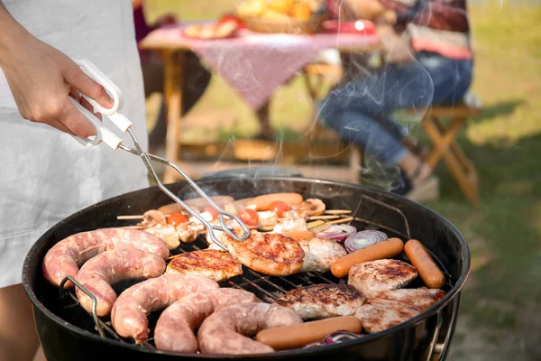 Mladá Žena Vaření Masa Zeleniny Grilu Venku — Stock fotografie