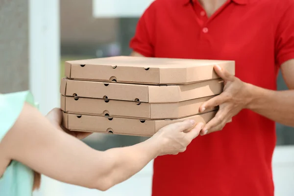 Jovem Dando Caixas Pizza Para Mulher Livre Serviço Entrega Alimentos — Fotografia de Stock