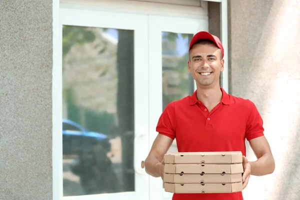 Junger Mann Mit Pizzakartons Freien Essenslieferdienst — Stockfoto