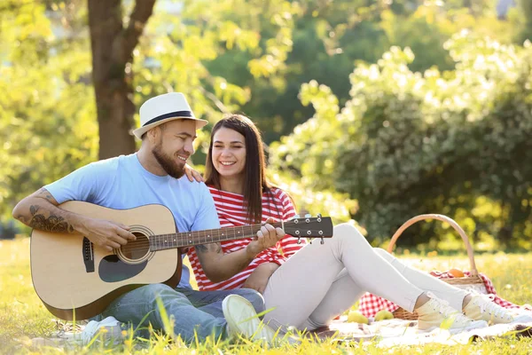 Casal Feliz Com Guitarra Parque Dia Primavera — Fotografia de Stock