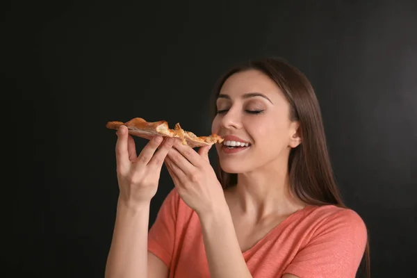 Jovem Mulher Comendo Fatia Pizza Gostosa Quente Fundo Escuro — Fotografia de Stock