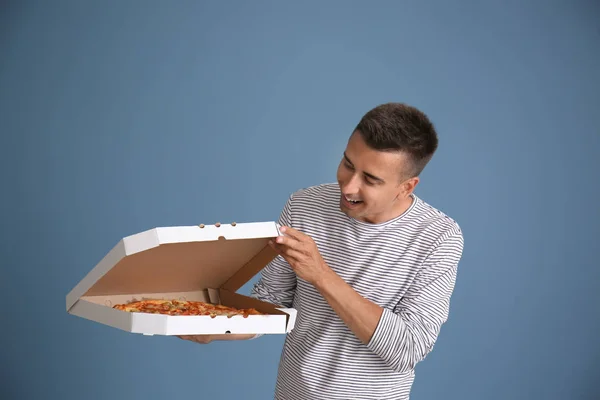 Stilig Ung Man Med Läcker Pizza Färgbakgrund — Stockfoto