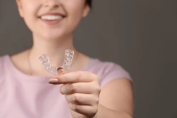 Mujer Con Férula Oclusal Sobre Fondo Gris Primer Plano —  Fotos de Stock