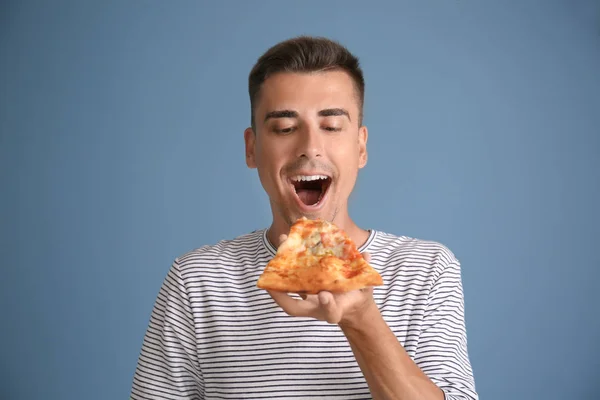 Pohledný Mladý Muž Lahodnou Pizzu Barvu Pozadí — Stock fotografie