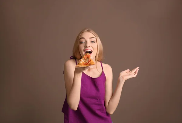 Mujer Joven Comiendo Rebanada Pizza Caliente Sabrosa Sobre Fondo Color —  Fotos de Stock