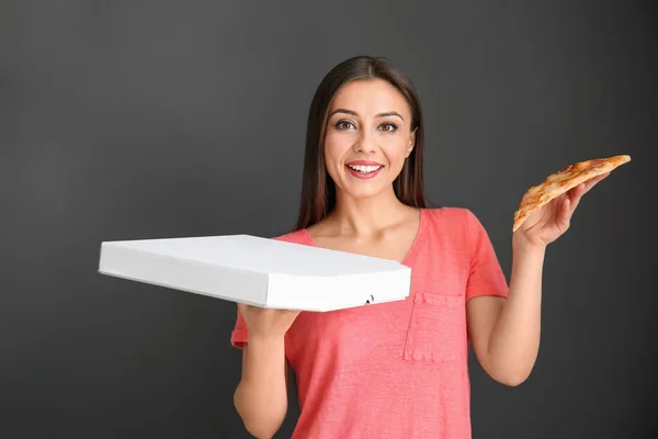 迷人的年轻女子与美味的比萨饼灰色背景 — 图库照片