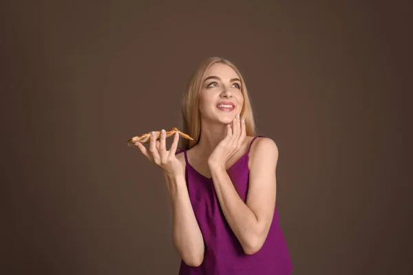 Mujer Joven Comiendo Rebanada Pizza Caliente Sabrosa Sobre Fondo Color —  Fotos de Stock