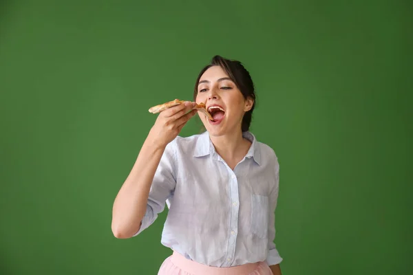 Młoda Kobieta Jedzenie Kromka Hot Pysznej Pizzy Kolor Tła — Zdjęcie stockowe