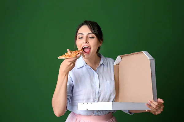 Jovem Atraente Com Deliciosa Pizza Fundo Cor — Fotografia de Stock