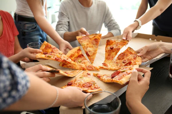 Jóvenes Tomando Rebanadas Pizza Caliente Sabrosa Caja Cartón —  Fotos de Stock