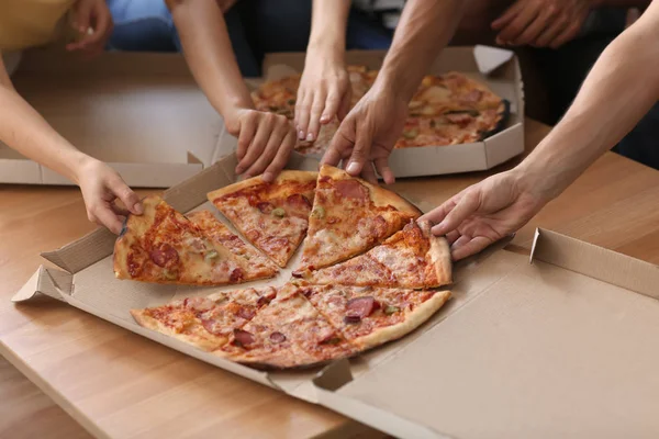 Junge Leute Nehmen Leckere Pizza Tisch — Stockfoto