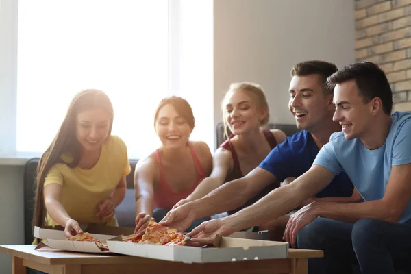 Junge Leute Nehmen Scheiben Heiße Leckere Pizza Aus Kiste Bei — Stockfoto
