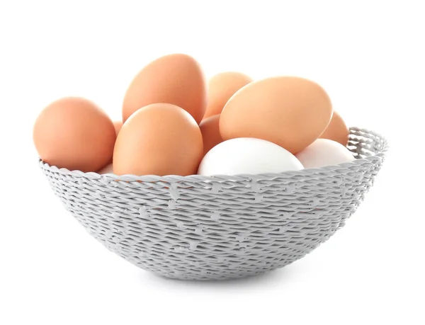 Cuenco Mimbre Con Huevos Pollo Sobre Fondo Blanco — Foto de Stock