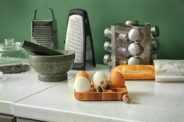 Houten Houder Met Kip Eieren Keukentafel — Stockfoto