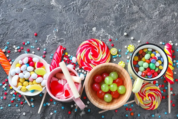 Composición Con Caramelos Coloridos Piruletas Malvaviscos Sobre Fondo Texturizado Gris — Foto de Stock