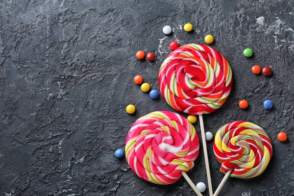 Bonbons Colorés Avec Sucettes Sur Fond Texturé Gris — Photo