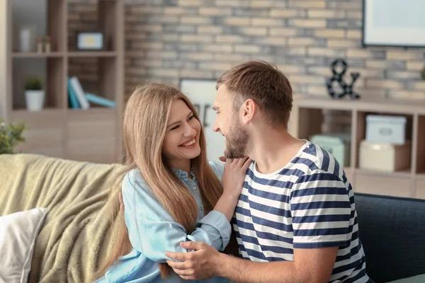 Feliz Pareja Joven Descansando Sofá Casa — Foto de Stock