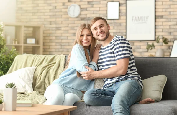 Feliz Pareja Joven Descansando Sofá Casa —  Fotos de Stock