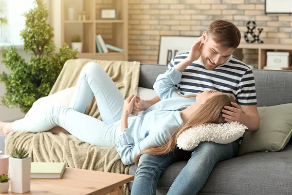 Gelukkige Jonge Paar Rustend Sofa Thuis — Stockfoto