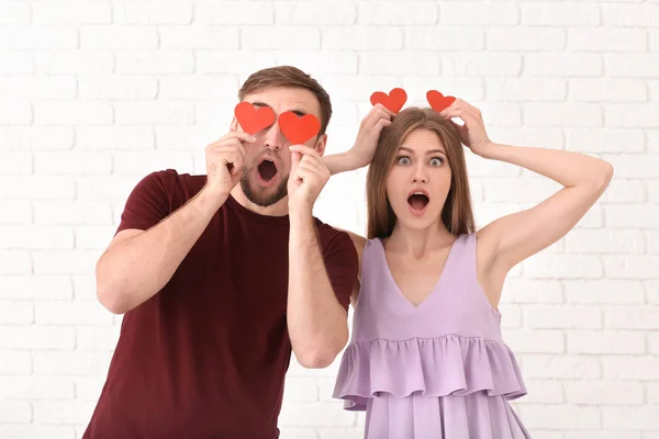 Feliz Pareja Joven Con Corazones Rojos Sobre Fondo Claro —  Fotos de Stock