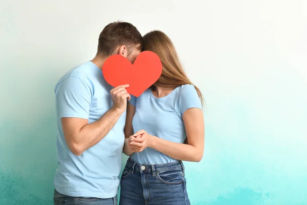 Mutlu Genç Çift Renk Arka Plan Üzerinde Kırmızı Kalpli — Stok fotoğraf